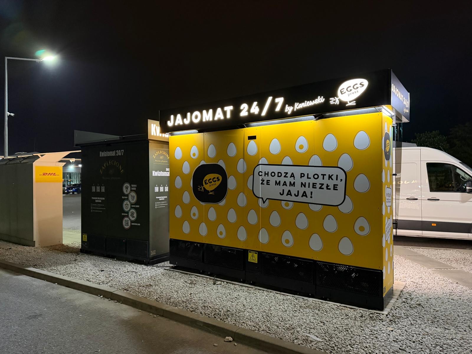 Habillage jaune sur le côté d’un distributeur d’œufs