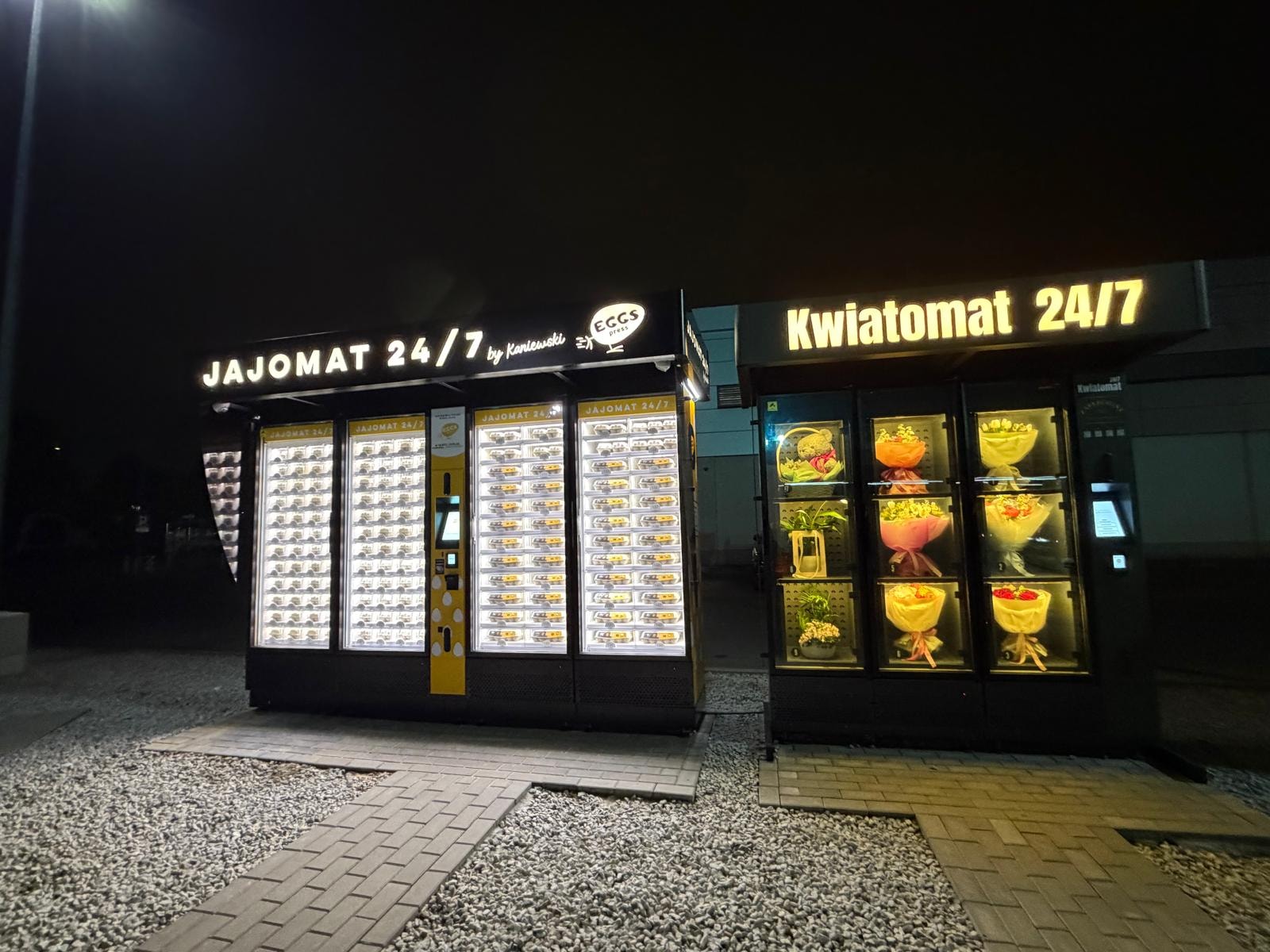 Distributeurs d’œufs et de fleurs éclairés la nuit
