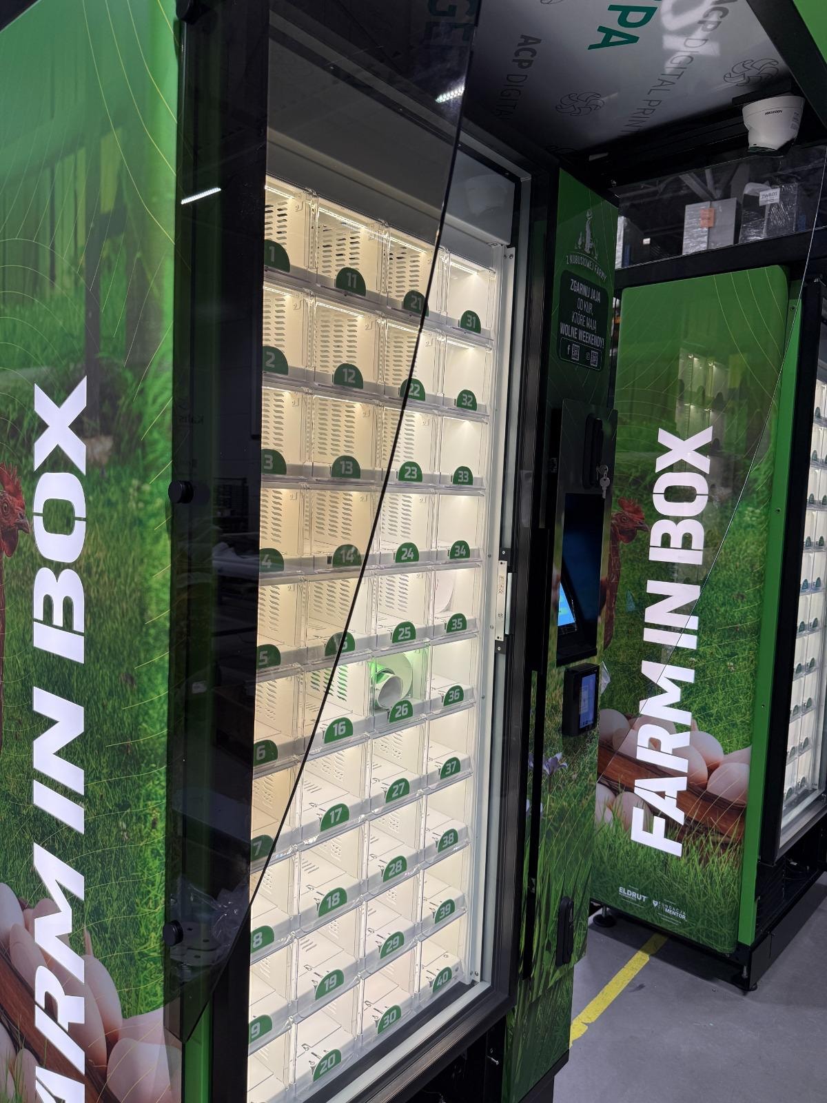 Distributeur vert Farm in Box avec des casiers pour boîtes d’œufs