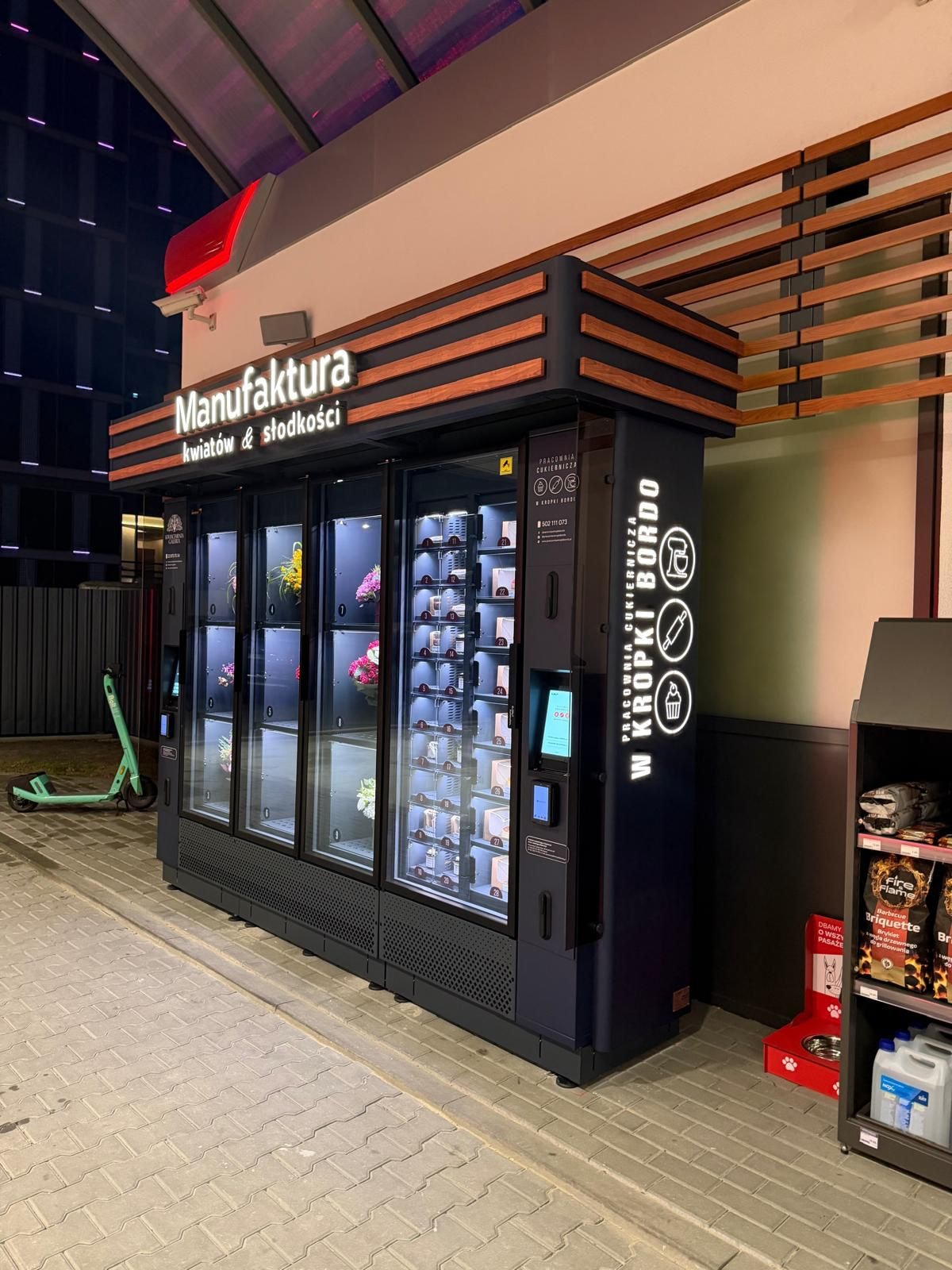 Distributeurs Manufaktura de fleurs et de douceurs sous un abri