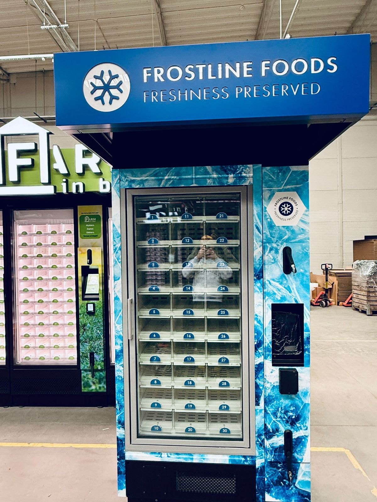 Distributeur bleu Frostline Foods vu de face